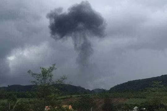 Khói bốc lên khi máy bay lao xuống đất phát nổ. Ảnh từ facebook người dân trong khu vực. 