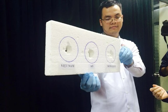 Bộ Y tế đã thực nghiệm ngay trước sự chứng kiến của phóng viên về tính chất ăn mòn xốp của dầu cá omega 3.