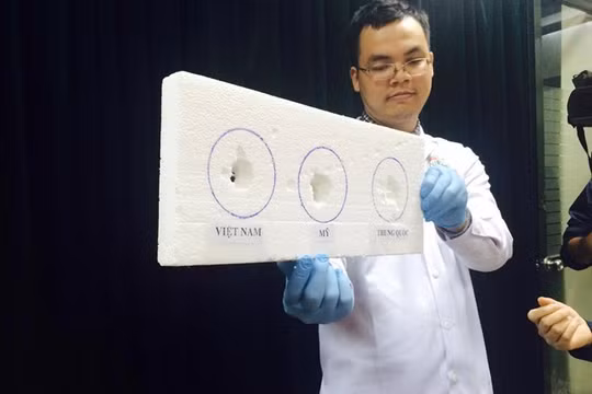 Bộ Y tế đã thực nghiệm ngay trước sự chứng kiến của phóng viên về tính chất ăn mòn xốp của dầu cá omega 3.