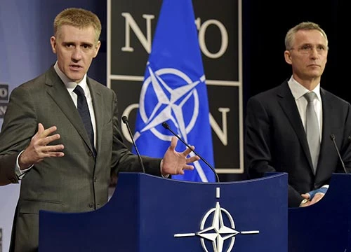 Ngoại trưởng Montenegro Igor Luksic (trái) và Tổng Thư ký NATO Jens Stoltenberg tại cuộc họp báo hôm 2-12 Ảnh: REUTERS
