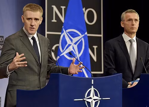 Ngoại trưởng Montenegro Igor Luksic (trái) và Tổng Thư ký NATO Jens Stoltenberg tại cuộc họp báo hôm 2-12 Ảnh: REUTERS