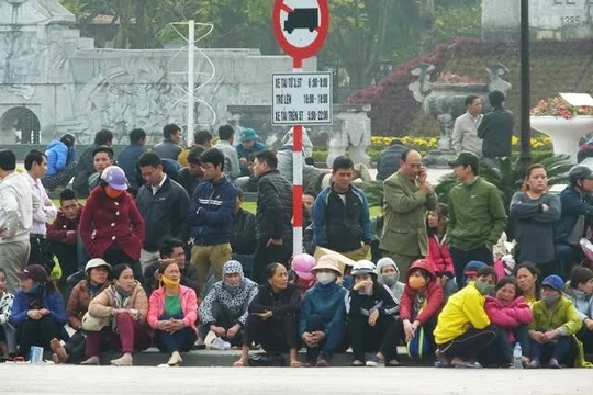 Người dân tụ tập trước cổng UBND tỉnh Thanh Hóa