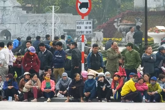 Người dân tụ tập trước cổng UBND tỉnh Thanh Hóa