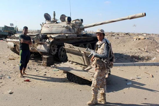 Video kinh ngạc phiến quân Huthis "ốp mìn" xe tăng Arab Saudi