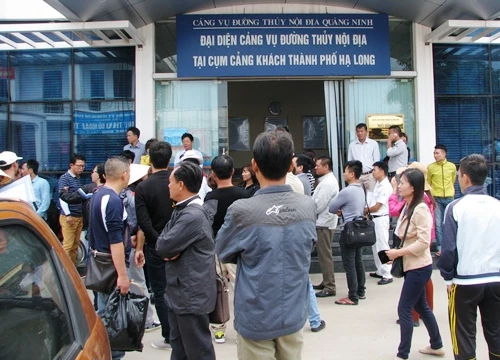 Trong sáng 1/11, hàng chục chủ tàu du lịch quây quanh văn phòng đại diện Cảng thủy nội địa tỉnh Quảng Ninh tại Bãi Cháy. Ảnh: Minh cương