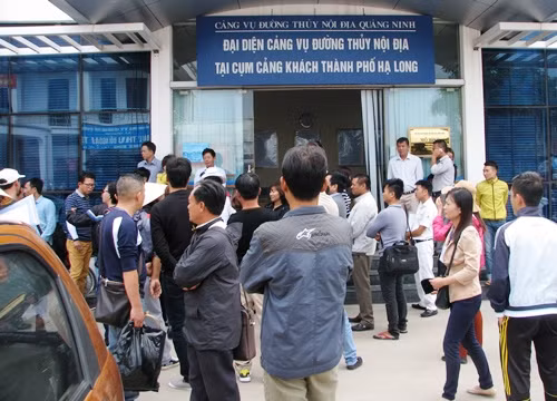 Trong sáng 1/11, hàng chục chủ tàu du lịch quây quanh văn phòng đại diện Cảng thủy nội địa tỉnh Quảng Ninh tại Bãi Cháy. Ảnh: Minh cương