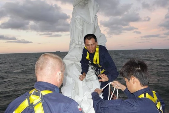 Những người lính Hải quân cẩn thận thao tác từng mối dây trên dưới sự giám sát của chuyên gia nước bạn