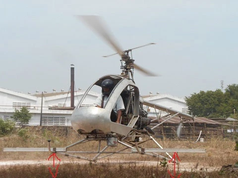 Chiếc trực thăng "Bùi Hiển 2" đang bay treo ở khoảng cách hơn 25cm so mặt đất. Ảnh: Phan Cường.