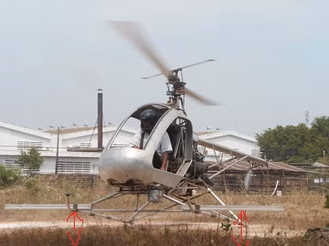 Chiếc trực thăng "Bùi Hiển 2" đang bay treo ở khoảng cách hơn 25cm so mặt đất. Ảnh: Phan Cường.