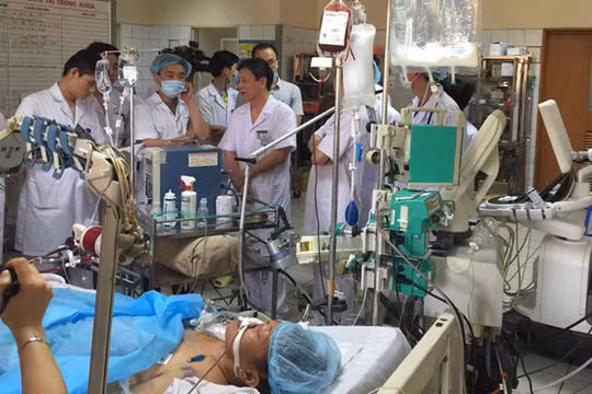 Khởi tố 3 người trong vụ bệnh nhân chạy thận tử vong ở Hòa Bình