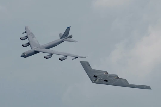 Máy bay ném bom tàng hình B-2 Spirit và "pháo đài bay" B-52 của Mỹ