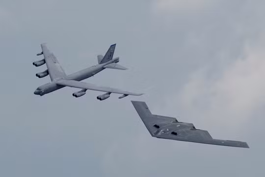 Máy bay ném bom tàng hình B-2 Spirit và "pháo đài bay" B-52 của Mỹ