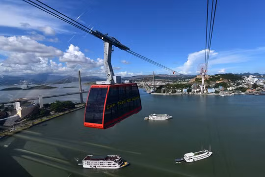 Cầu Bãi cháy nhìn từ cáp treo của Sungroup. Ảnh:Sungroup