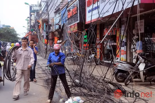 "Rác trời" bị khai tử rơi khắp vỉa hè, lòng đường.