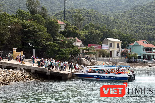 Biển động hàng ngàn du khách mắc kẹt ở Cù Lao Chàm
