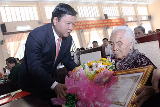 Bí thư Đinh La Thăng trao bằng chứng nhận Mẹ VNAH cho mẹ Võ Thị Mượt ngày 26-4 tại Củ Chi - Ảnh: HOÀNG GIANG