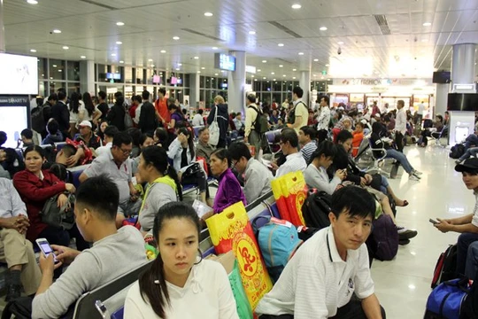 Các dãy ghế tại sân bay Tân Sơn Nhất những ngày giáp tết không còn chỗ trống - Ảnh: Anh Quân