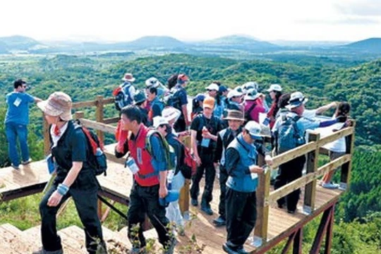 Khách du lịch trên đảo Cheju. (Nguồn: Yonhap).