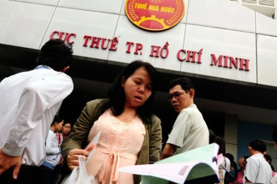 Doanh nghiệp và người dân khi đi làm thủ tục quyết toán thuế