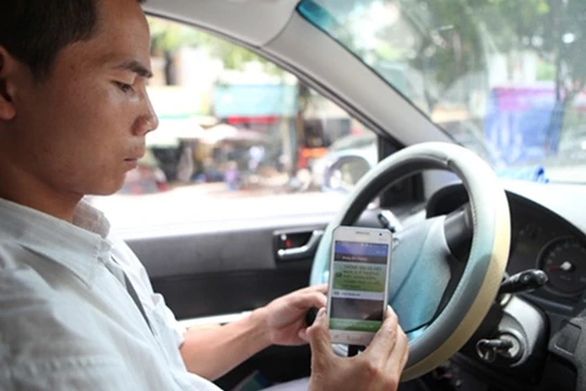 Nhiều ý kiến cho rằng Uber, Grab đang kinh doanh thiếu bình đẳng với taxi truyền thống. Ảnh minh hoạ: internet.