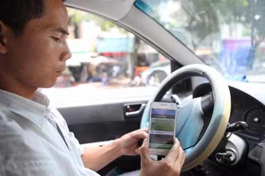Nhiều ý kiến cho rằng Uber, Grab đang kinh doanh thiếu bình đẳng với taxi truyền thống. Ảnh minh hoạ: internet.