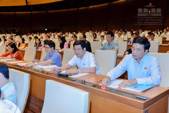 Các đại biểu Quốc hội biểu quyết thông qua Nghị quyết - Ảnh: Cổng TTĐT Quốc hội