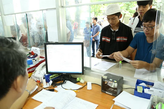 Thí sinh nộp hồ sơ xét tuyển vào một trường đại học ở TP.HCM năm 2015 - Ảnh: Đào Ngọc Thạch