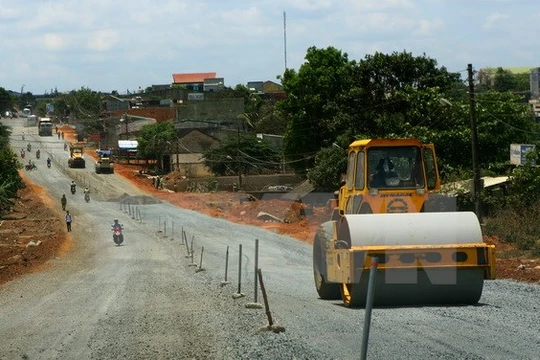 Thi công đường Hồ Chí Minh, đoạn qua tỉnh Đắk Nông. (Ảnh: Huy Hùng/TTXVN)