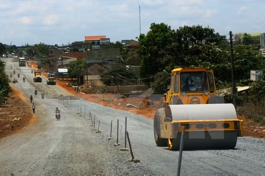 Thi công đường Hồ Chí Minh, đoạn qua tỉnh Đắk Nông. (Ảnh: Huy Hùng/TTXVN)
