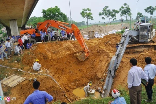 Đường ống nước sông Đà 1 nhiều lần bị vỡ. Ảnh: Hoàn Nguyễn