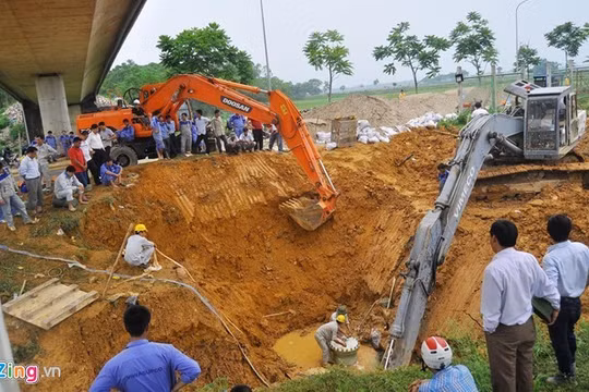 Đường ống nước sông Đà 1 nhiều lần bị vỡ. Ảnh: Hoàn Nguyễn