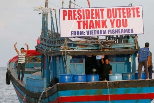 Ngư dân Việt Nam giăng dòng chữ: "Cảm ơn Tổng thống Duterte. Lời cảm ơn từ ngư dân Việt Nam". Ảnh: AP.