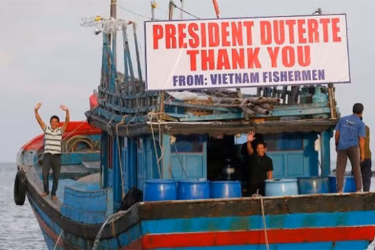 Ngư dân Việt Nam giăng dòng chữ: "Cảm ơn Tổng thống Duterte. Lời cảm ơn từ ngư dân Việt Nam". Ảnh: AP.