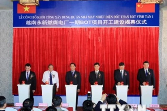 Bấm nút phát lệnh khởi công dự án. (Ảnh: An Đăng/TTXVN)