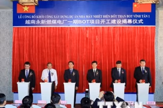 Bấm nút phát lệnh khởi công dự án. (Ảnh: An Đăng/TTXVN)