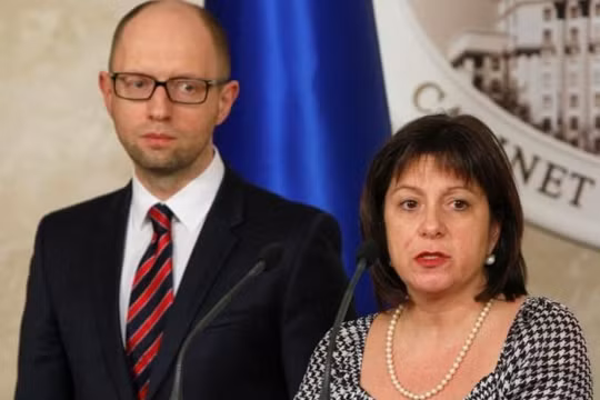Thủ tướng Ukraine Arseny Yatsenyuk và Bộ trưởng Bộ Tài chính Natalie Yaresko trong một cuộc họp báo tại Kievngayf 11/3/2015.