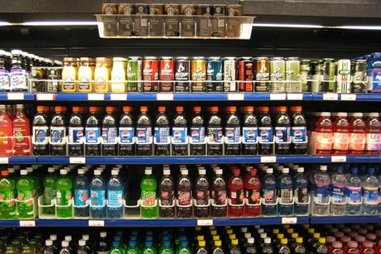 Thị trường nước giải khát được chia làm hai ngành, có ga và không có ga. Tại Việt Nam, ngành này có sự tham gia của 135 doanh nghiệp, trong đó có những tên tuổi lớn của nước ngoài như Coca-Cola, PepsiCo, URC hay những doanh nghiệp trong nước như Tân Hiệp 