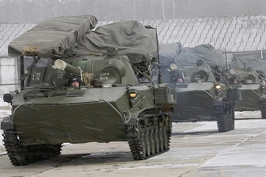 Xe chiến đấu của lính dù rời căn cứ - Ảnh: Bộ Quốc phòng Nga