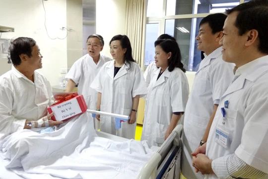 Bệnh nhân ghép gan khoe với Bộ trưởng Nguyễn Thị Kim Tiến và Thứ trưởng Nguyễn Thị Xuyên về tình hình sức khỏe hiện tại