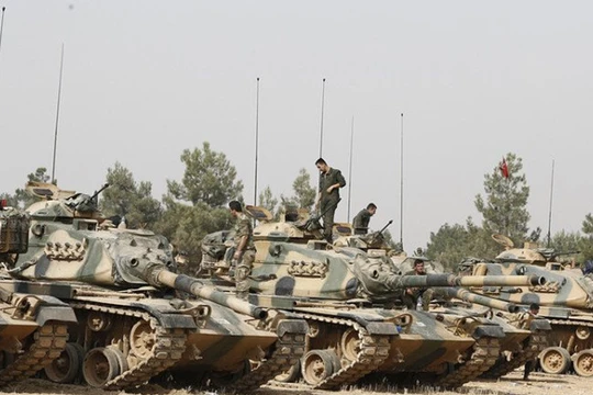 Xe tăng lực lượng quân sự Thổ Nhĩ Kỳ trên vùng biên giới Syria