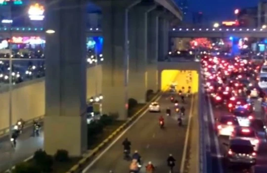 Hầm chui nút giao Thanh Xuân và Trung Hòa vào giờ cao điểm vẫn xảy ra tình trạng ùn ứ kéo dài.