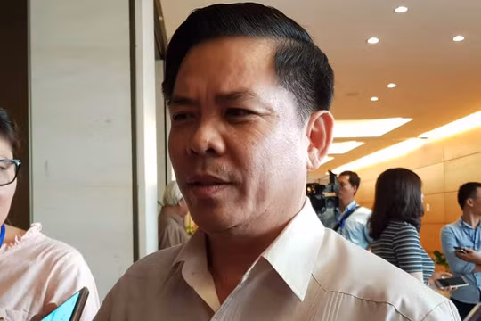 Bộ trưởng GTVT Nguyễn Văn Thể trả lời báo chí bên hành lang phiên họp Quốc hội chiều 22/5. Ảnh: Thanh Niên