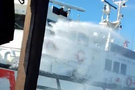 Tàu tuần tiểu Đài Loan phun vòi rồng vào cabin tàu cá Quảng Ngãi- Ảnh cắt từ clip.