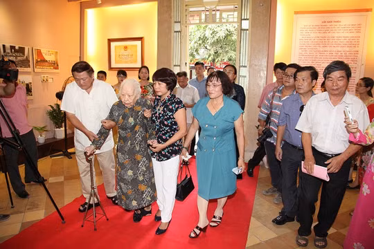 Cụ bà Hoàng Thị Minh Hồ trong một lần trở lại nhà 48 Hàng Ngang. Ảnh: Báo Du lịch