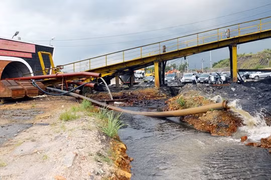 Nước được bơm ra từ hầm lò Thành Công, mỏ Hòn Gai, Quảng Ninh - Ảnh: Báo Quảng Ninh.