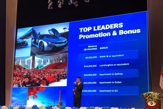 Màn ra mắt của Ifan tại Hà Nội tháng 11/2017 khiến hơn 32.000 người "tố" mất 15.000 tỷ đồng