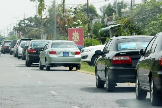 Đoàn xe công đậu trước nhà em gái của lãnh đạo UBND tỉnh Sóc Trăng vào ngày 19/12/2015. Ảnh: Nhật Tân.