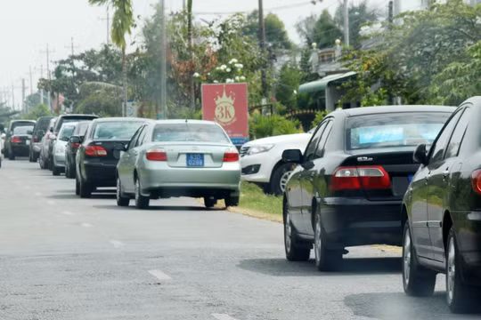 Đoàn xe công đậu trước nhà em gái của lãnh đạo UBND tỉnh Sóc Trăng vào ngày 19/12/2015. Ảnh: Nhật Tân.