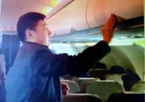 Trước đó, một hành khách khác là Zhang Giang (Trung Quốc) ăn cắp đồ tại giá hành lý trên chuyến bay VN 600 Bangkok (Thái Lan) - TP.HCM chiều 19/1 cũng đã bị tiếp viên Vietnam Airlines bắt quả tang và quay clip làm bằng chứng