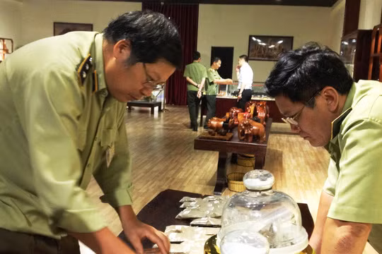 Lực lượng chức năng kiểm tra một điểm kinh doanh bán hàng cho khách Trung Quốc tại TP Nha Trang